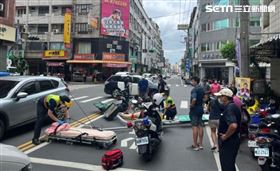 彰化員林路口紅綠燈，因中颱軒嵐諾強陣風吹倒，壓傷一名機車女騎士。（圖／民眾提供）