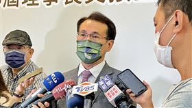 農委會研究計畫  鄭運鵬：張善政未誠意檢討民進黨桃園市長參選人鄭運鵬（中）表示，農委會研究計畫都有不能侵權抄襲條款，過去一段時間可以看到，國民黨桃園市長參選人張善政對桃園所有的質疑都沒有根據，對自己所有的反省都沒有誠意，他用訴訟的方式就是在閃躲各界用同樣的標準來檢查採購案的質疑點。中央社記者吳睿騏桃園攝  111年9月4日