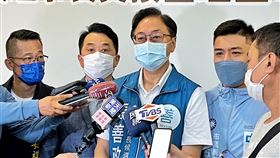 農委會研究計畫  張善政：光明磊落沒什麼好檢討國民黨桃園市長參選人張善政（左3）表示，對於農委會研究計畫成效已在臉書（Facebook）上詳細報告過，覺得自己光明磊落沒有什麼好檢討的，反倒是挺抄襲的人應該要道歉，要檢討。中央社記者吳睿騏桃園攝  111年9月4日