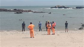 金門男礁石撿海螺受困　受驚腿軟（圖／翻攝畫面）