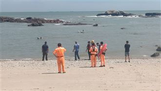 颱風天男礁石撿海螺受困　受驚腿軟