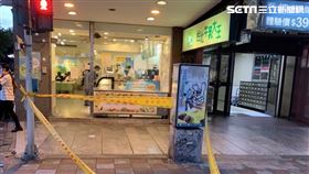 台北市南京商圈大樓發生磁磚掉落意外。（圖／翻攝畫面）