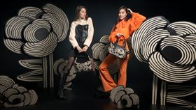 Kipling X ANNA SUI++限量聯名系列成為穿搭新解方，讓好久不見的朋友、同事們眼睛為之一亮。（圖／品牌提供）