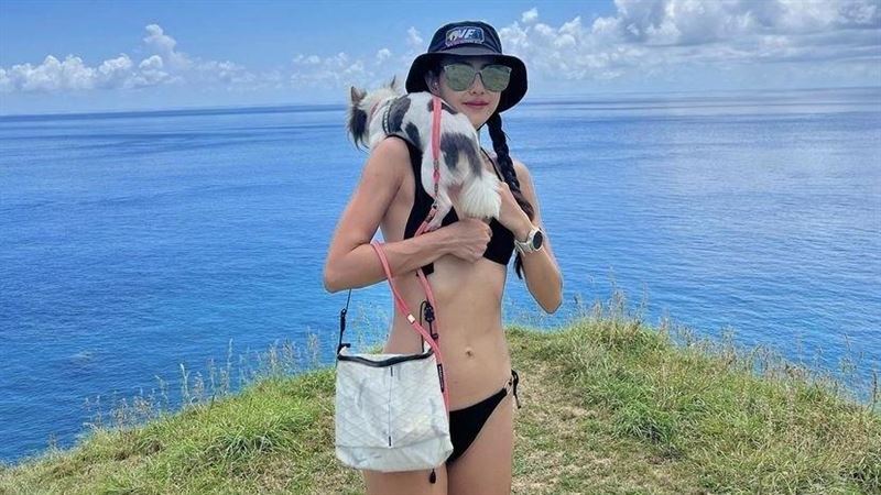 女神只穿比基尼爬山　轉身美尻全看光