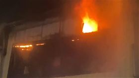 深夜惡火！8旬翁困閣樓　獲救仍命危