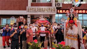 大甲城隍爺遶境，首度在大甲分局停駕。（圖／翻攝畫面）