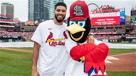 ▲賽爾提克明星小前鋒泰坦 (Jayson Tatum）替紅雀開球。（圖／翻攝自紅雀推特）