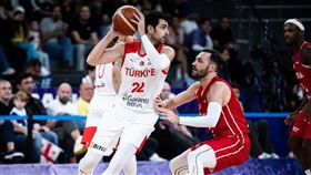 ▲76人前鋒柯克馬茲（Furkan Korkmaz）在歐錦賽中和地主喬治亞發生衝突，賽後還遭到圍堵。（圖／翻攝自FIBA官網）