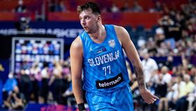 ▲東契奇（Luka Doncic）投進超遠三分彈，讓獨行俠教練基德（Jason Kidd）也傻眼。（圖／翻攝自FIBA官網）
