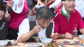 阿中笑瞇瞇吃廟口美食！攤商搶要簽名