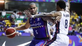 ▲美國與委內瑞拉激戰，球場卻出現漏水現象。（圖／翻攝自FIBA官網）