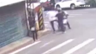 醉男路上不滿險被撞　伸腳踹毆外送員