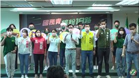民進黨青年部發起「繽紛18路」行動。（圖／翻攝自臉書直播)
