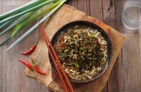 神還原酸菜牛肉拉麵!!在家輕鬆煮