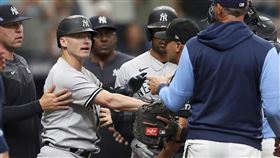 ▲唐納森（Josh Donaldson）險遭頭部觸身球，洋基、光芒板凳清空。（圖／美聯社／達志影像）