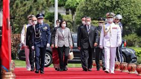 蔡英文總統今（5）日上午以隆重軍禮歡迎吐瓦魯國總理拿塔諾（Kausea Natano）伉儷。（圖／總統府提供)