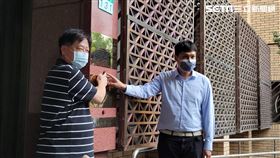 ▲中天電視董事長賴麗生(左)、記者林宸佑(右)正式對曹興誠提告，並求償5億。（圖／記者楊佩琪攝）