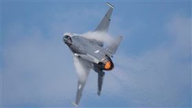 空軍第4聯隊機號「6650」F-16V戰機，11日由飛行官陳奕上尉駕機執行例行性訓練任務，不幸失事墜海，空軍當日下令同機型停飛進行「天安特檢」至今事發已超過一週，今（20）日F-16型戰機全面復飛。（圖／翻攝自「國防部發言人」臉書粉專）