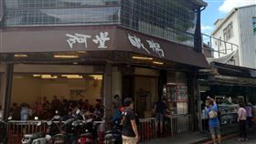 台南美食名店阿堂鹹粥台南美食名店「阿堂鹹粥」最近再次漲價，人氣品項魚肚鹹粥調為每碗調漲為新台幣260元，阿堂鹹粥4日中午生意還是不錯，但沒有大排長龍景象。中央社記者楊思瑞攝  111年9月4日