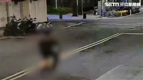 北市男子尾隨性侵夜歸女子後騎Ubike逃離現場。（圖／翻攝畫面）