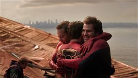 《蜘蛛人：無家日 戲院加長版》三代同堂、蜘蛛人、陶比麥奎爾、安德魯加菲爾德、湯姆霍蘭德。（圖／索尼提供）