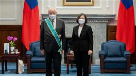 蔡英文總統今（5）日下午頒授法蘭西共和國法蘭西學院院士尚-侯貝·皮特（Jean-Robert Pitte）「大綬卿雲勳章」。（圖／總統府提供)