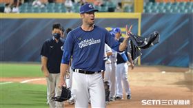 ▲富邦悍將先發投手羅力引退賽前練投。（圖／記者劉彥池攝影）