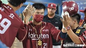 ▲樂天桃猿一壘手郭嚴文炸裂羅力。（圖／記者劉彥池攝影）