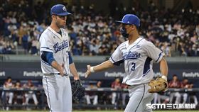 ▲富邦悍將先發投手羅力和游擊手擊掌。（圖／記者劉彥池攝影）