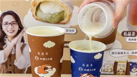 全家便利商店對準大眾喜好，與「再睡5分鐘」聯名首推棉被奶蓋系列飲品，結合招牌Let's Café和私品茶，創造多層次的豐富口感。（圖／超商業者提供）