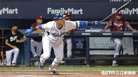 ▲富邦悍將一壘手范國宸安打送回超前分。（圖／記者劉彥池攝影）