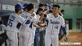 ▲富邦悍將一壘手范國宸跑回保險分。（圖／記者劉彥池攝影）