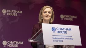 英國外相智庫演說  籲自由世界積極應對中俄英國外交大臣特拉斯8日受邀至英國智庫「皇家國際事務研究所」（Chatham House）進行她9月中旬上任以來首場重要公開演說，期間呼籲自由世界積極應對中國、俄羅斯等惡意行為者。（英國外交部提供）中央社記者陳韻聿倫敦傳真 110年12月10日