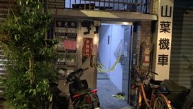 新北永和分屍案  警已鎖定凶嫌身分追緝新北市永和區智光街一處住宅5日晚間發生分屍案，警方在現場拉起封鎖線，警方表示，初步瞭解命案現場死者身首異處，已經鎖定可疑凶嫌身分追緝。中央社記者高華謙攝  111年9月5日