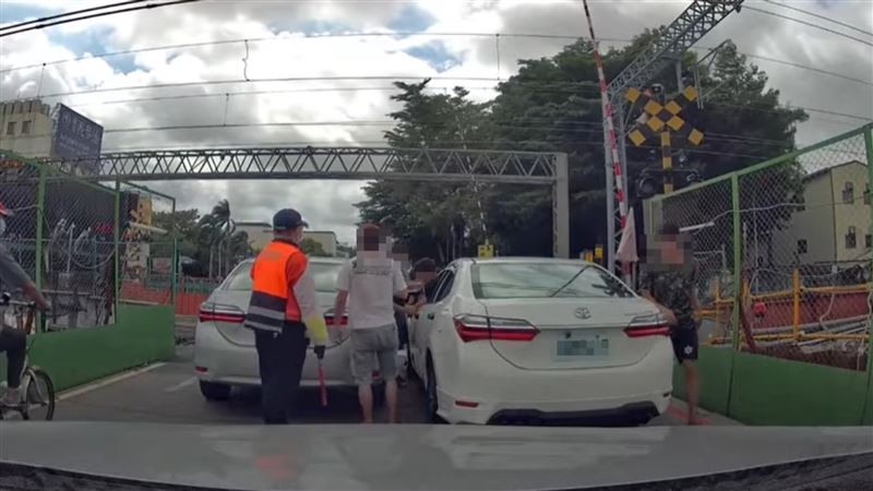 2車停「平交道前」吵架　害交通癱了