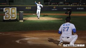 ▲富邦悍將先發投手羅力引退儀式，和過去捕手搭擋黃浩然完成三振儀式。（圖／記者劉彥池攝影）