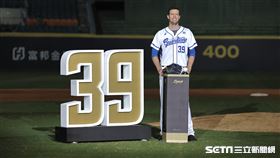 ▲富邦悍將先發投手羅力引退儀式，封存用球和手套。（圖／記者劉彥池攝影）