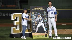 ▲富邦悍將先發投手羅力引退儀式，球團致贈特殊紀錄板。（圖／記者劉彥池攝影）