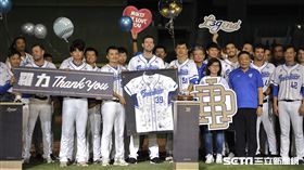 ▲富邦悍將先發投手羅力引退儀式，隊友致贈全隊簽名球衣。（圖／記者劉彥池攝影）