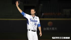 ▲富邦悍將先發投手羅力在引退儀式和球迷揮手致意。（圖／記者劉彥池攝影）