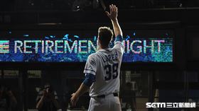 ▲富邦悍將先發投手羅力在引退儀式和本壘後方球迷致意。（圖／記者劉彥池攝影）