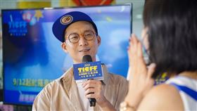 浩子最近開始教小孩打德州撲克，一方面是自己的興趣，另一方面希望孩子頭腦動起來。（圖／公視提供）