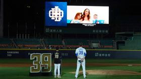 羅力家人們驚喜在引退賽影片現身。（圖/富邦悍將提供）