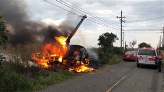 台南吊車勾到高壓電　3人成焦屍