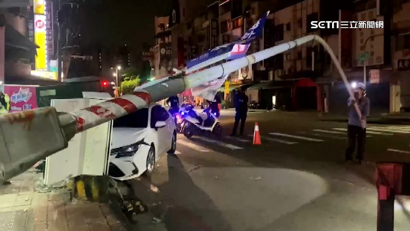 女駕車疑恍神自撞路燈　路燈慘遭拔起