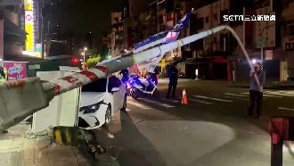 女駕車疑恍神自撞路燈　路燈慘遭拔起