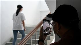 跟騷法上路  苗栗縣受理3案函送2男跟蹤騷擾防制法6月上路，苗栗縣警察局17日表示，至今已受理3起案件，其中2案經被害人提告，已依法將涉案2名男子函送苗栗地檢署偵辦。圖為警方模擬情境。（苗栗縣警察局婦幼隊提供）中央社記者管瑞平傳真  111年6月17日