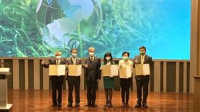 「永續金融先行者聯盟」今成軍。圖左至右為元大金控董事長申鼎籛、中信金總經理陳佳文、金管會主委黃天牧、玉山金總經理陳美滿、第一金總經理陳芬蘭、國泰金總經理李長庚。（圖／記者戴玉翔攝影）