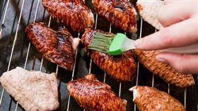 民眾中秋烤肉愛刷醬，但攝取過多熱量及鈉含量恐超標。（圖／聯安機構提供）
