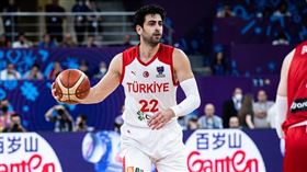 ▲76人前鋒柯克馬茲（Furkan Korkmaz）在歐錦賽中和地主喬治亞發生衝突，賽後還遭到圍堵。（圖／翻攝自FIBA官網）